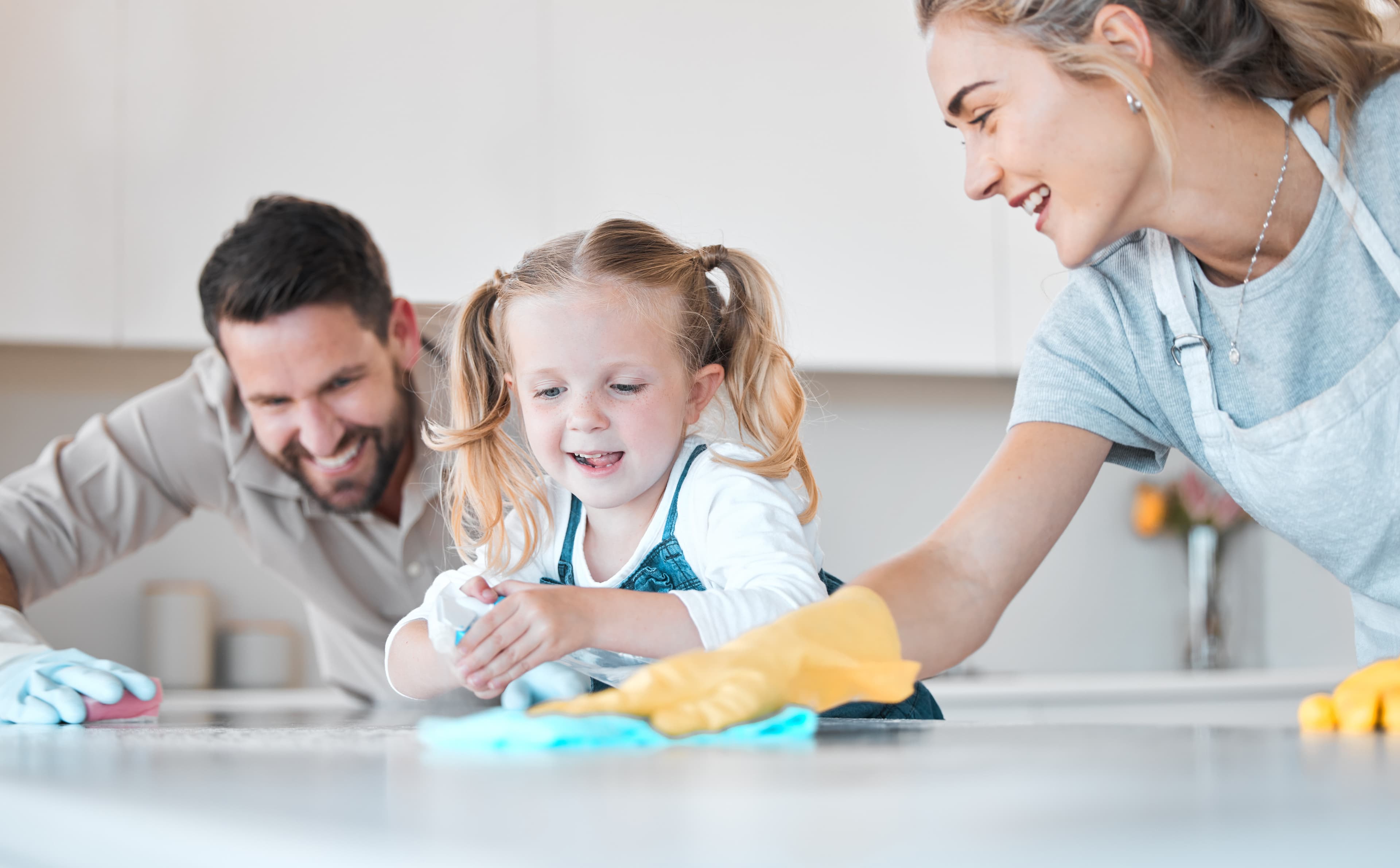 Gezin maakt samen het aanrecht schoon met Prontigen Più